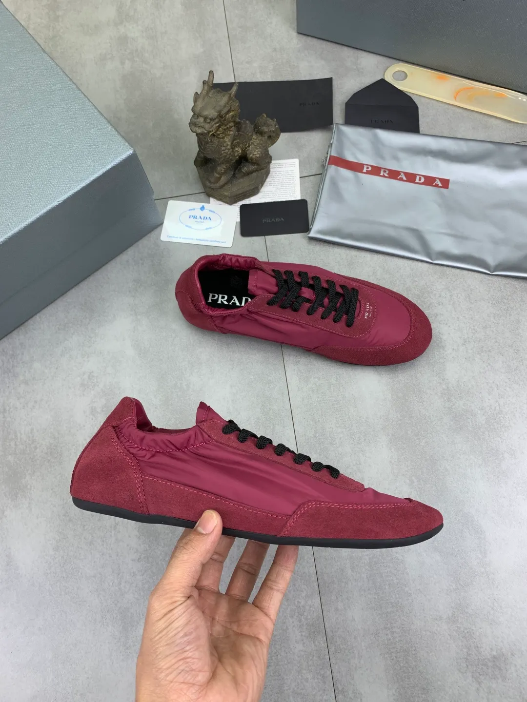 Men's shoes 💰P500💰【New style】hot style is on the official website, 🆘 Trendy brand (Prada) mainly promotes hot style, avant-garde and versatile fashion men's shoes private version mold opening, cowhide surface splicing 1:1 replica... fashionable and simple, original imported cowhide lining cowhide feet; the atmosphere and personality are more fashionable, eye-catching and pursuing class. It will subvert the old idea and be a must-have for fashion trendsetters with you! Must keep it for yourself! Tall and comfortable, large and low, high-end quality workmanship. Size: 38-44; 6️⃣colors available.